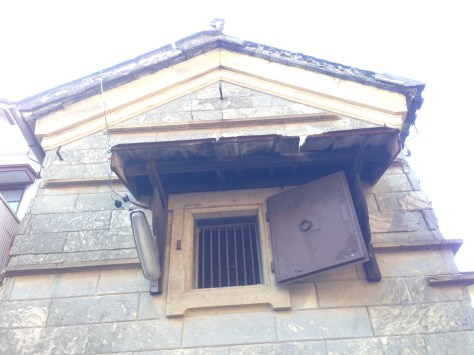 石積みの蔵-窓2