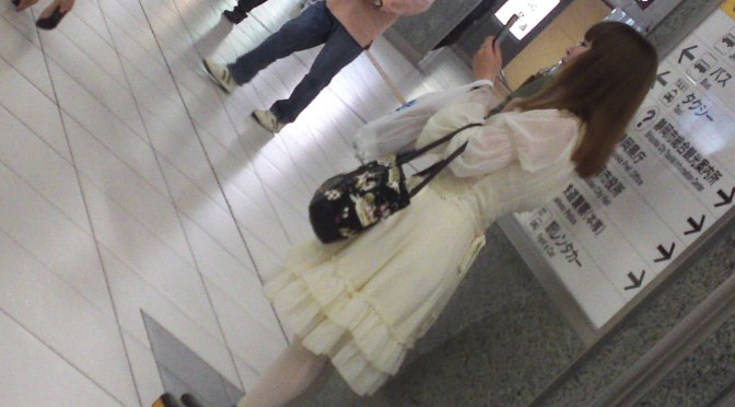 Japanese Ladies Fashion in Shizuoka 53: Spring or Snow White?