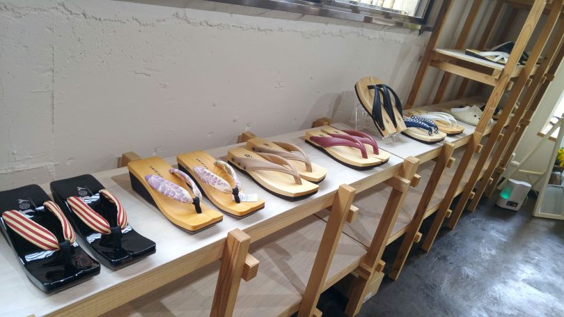 Getas rangées sur l'étagère du bas