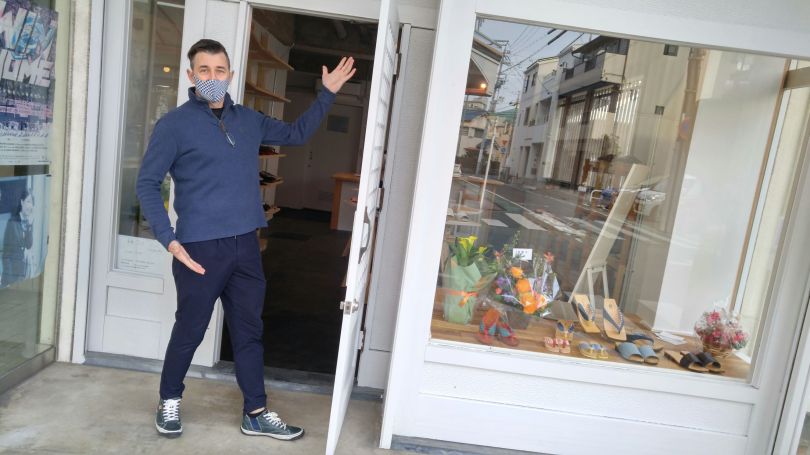 Jonathan devant la nouvelle boutique